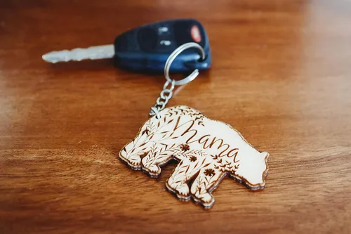 Vista 4 de Wooden Mama Bear Keychain Gift For Mom, Engraved Mama Bear Keyring Gift For Her