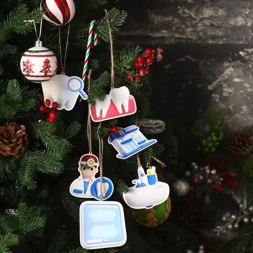 Vista 6 de Wenqik 24 adornos navideños para dentistas y dentistas, decoración de madera, adornos colgantes de Navidad, hoja de dientes, estación de enjuague