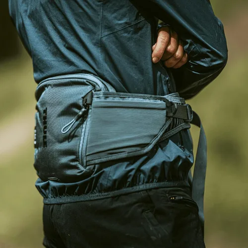 Vista 5 de Thule Hip Hydration Hip Pack - Soft Zippered Phone Pocket - External Elastic Pockets - Inner Pockets for Organization - Reflective Details and