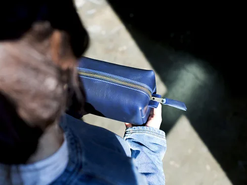 Vista 8 de Kit Dopp de piel auténtica, bolsa de aseo portátil para hombre para artículos de afeitado y aseo, organizador de cosméticos de viaje, regalo