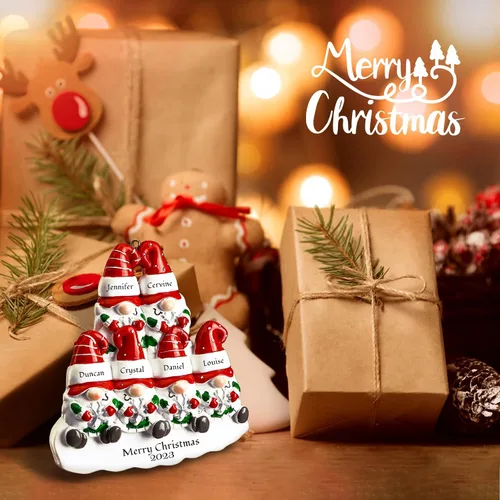 Vista 4 de Bemaystar Adornos personalizados de gnomos de Navidad 2024, familia de 4 adornos con nombres personalizados para árboles de Navidad