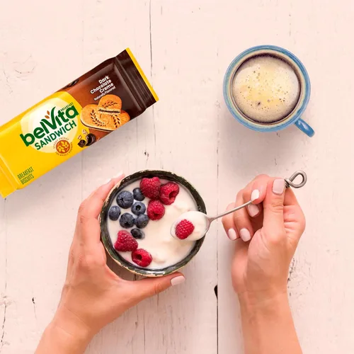 Vista 10 de belVita Sándwiches de galletas de barra de desayuno, crema de chocolate negro, 30 paquetes en total, 6 cajas (2 galletas por paquete)