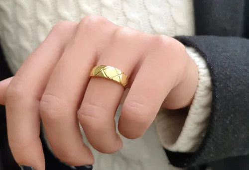 Vista 2 de Anillo Capitoné de cúpula pequeña para mujer en oro macizo de 9K, 14K y 18K, banda de oro Capitone, anillo de oro con textura, regalo único, regalo