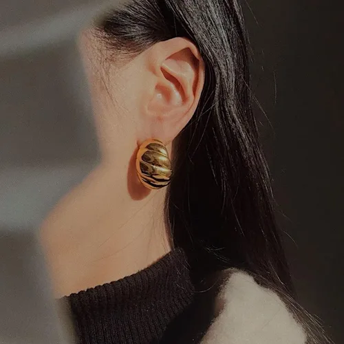 Vista 115 de Aretes de aro gruesos de oro para mujer, chapados en oro de 14 quilates, aretes de aro triple, hipoalergénicos, a la moda, aretes de aro gruesos