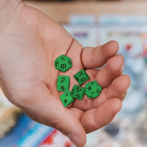 Vista 3 de Uonlytech Juego de 7 mini dados brillantes de 0.394 in, poliédricos que brillan en la oscuridad, juego de dados luminosos para jugar juegos de rol