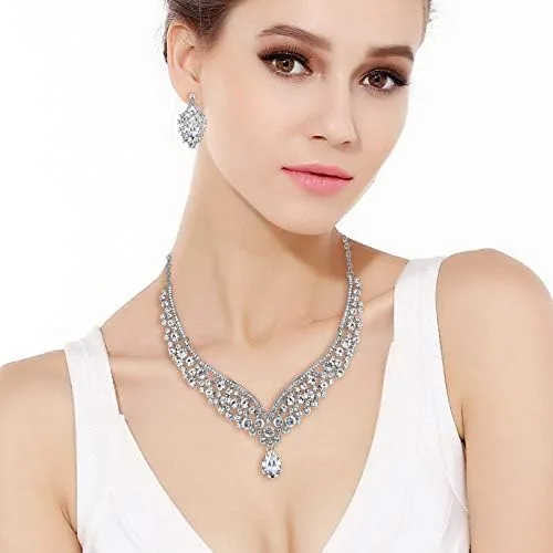 Vista 4 de EVER FAITH Elegantes juego de aretes de vidrio austriaco y collar en forma de V.