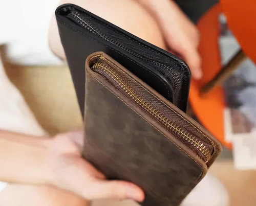 Vista 8 de Polare - Funda para pasaporte de cuero de grano completo para hombre, con bloqueo RFID, cartera de viaje con capacidad para 4 pasaportes, Marrón