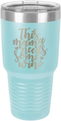 Vista 14 de Taza de viaje con texto en inglés "This Mama NEEDS SOME WINE 30oz con pajita grabada con láser, con divertidas citas en comparar con Yeti Rambler