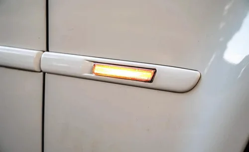 Vista 5 de iJDMTOY Luces indicadoras de intermitencia intermitentes con luz intermitente secuencial LED ámbar para lente semirransparente compatibles con BMW