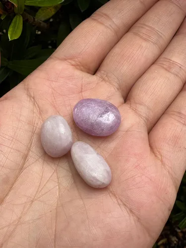 Vista 3 de GAF TREASURES Piedras pulidas de kunzita al por mayor, piedra preciosa natural pulida de la kunzita, rocas pulidas kunzita (Kunzita, 0.25 libras)