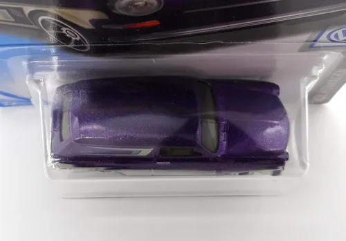 Vista 2 de Hot Wheels 2019 Volkswagen 4/10 - Custom '69 Volkswagen Squareback (morado)
