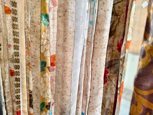 Vista 4 de Mango Gifts Exotic Elegance: Cortina de puerta de cinta multicolor hecha a mano en seda vieja Sari Beige