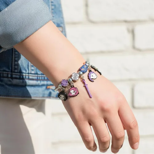 Vista 4 de Pulsera del gremio de cazadores de brujas, con Rumi, Mira y Zoey con espada esmaltada y dijes de gato, pulsera de aleación de cadena de serpiente