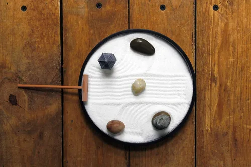 Vista 4 de Nature's Mark Mini kit de jardín zen para escritorio con rastrillo, arena blanca, base redonda negra, figura de pagoda en miniatura, rocas de río