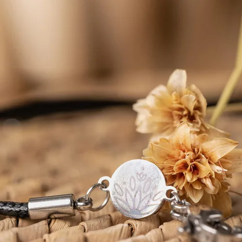 Vista 7 de AYANA Collar colgante de cristal curativo de piedra de granate Curación de cristal natural Piedra de pasión y creatividad Chakras de raíz y sacro