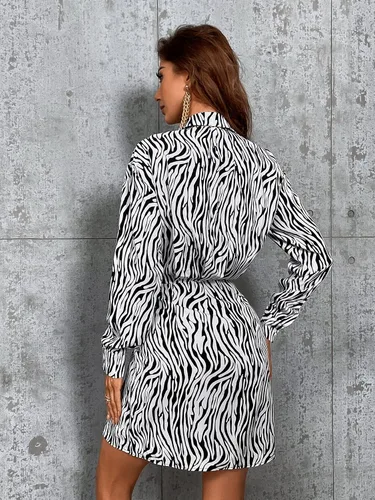 Vista 2 de WDIRARA Mini vestido tipo camisa de manga larga con cuello y abertura para mujer con estampado de cebra