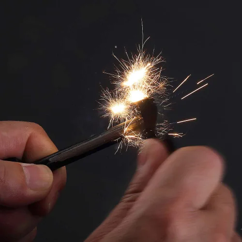 Vista 5 de FOSTAR - Barra de ferro perforada, acero pedernal de 4 pulgadas con mango de cordón de paracaídas, golpeador y silbato, para kits de supervivencia