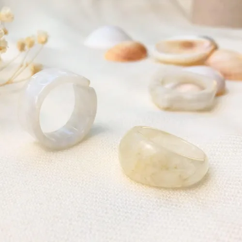 Vista 3 de Viva Joya 24-30 anillos de resina, anillos de plástico acrílicos para mujeres y adolescentes, joyería gruesa y estética, colorida y apilable