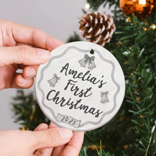 Vista 3 de Adorno personalizado de cerámica para la primera Navidad del bebé 2025 – Recuerdo navideño de copo de nieve personalizado con nombre, nuevo adorno