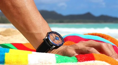 Vista 7 de The Waterman" Hawaiian Koa Wood Watch (1.850 in, Gunmetal & Silicone), plomizo, Hawaiano, Hawaii, Playa, Náutico, Waterman, Surf, Remo, Outrigger