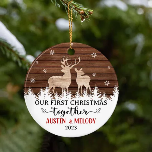 Vista 3 de Adorno de cerámica Our First Christmas Together, adorno de Navidad 2025 personalizado con nombre y fecha, renos para colgar en cerámica, regalo