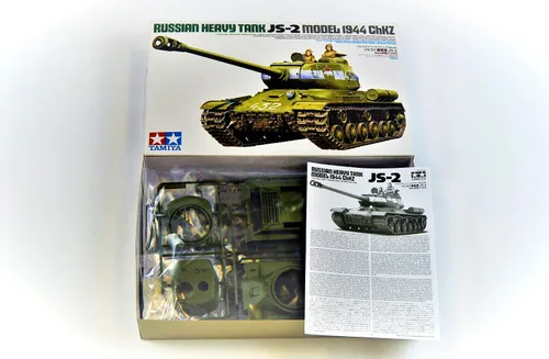 Vista 2 de Tamiya Models Kit de modelo de tanque pesado ruso JS-2