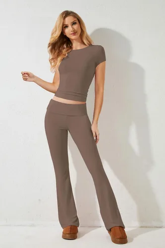 Vista 2 de NENOKED Conjunto de dos piezas para mujer, camiseta corta de manga corta y leggings acampanados, pantalones de yoga de tiro bajo, conjuntos
