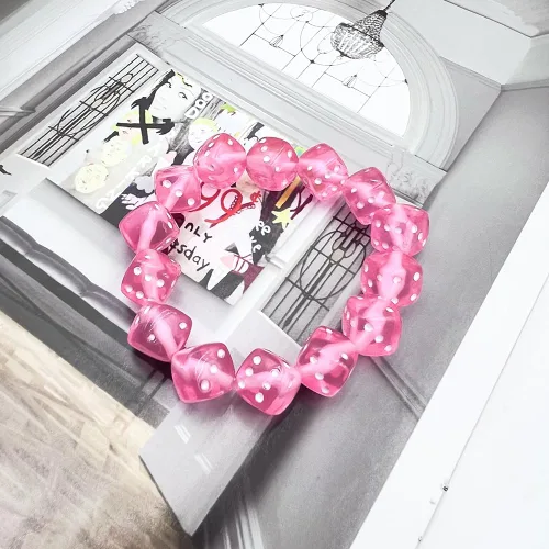 Vista 2 de rgwtgkyh Pulsera de dados para mujeres y hombres, color verde, rosa, negro, pulseras elásticas de dados acrílicos para niños y niñas, regalos