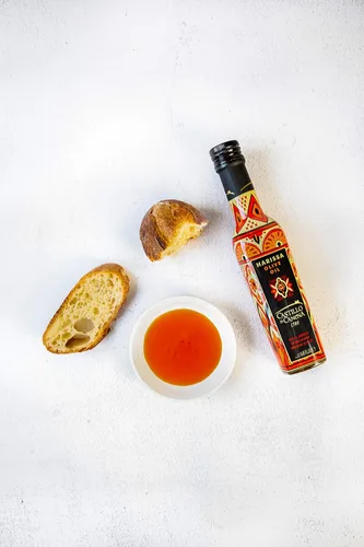 Vista 3 de Castillo de Canena Harissa Aceite de Oliva Virgen Extra Infundido Picante y Aromático (8.5 fl oz) Aceitunas Arbequinas Españolas