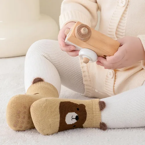 Vista 3 de Calcetines tobilleros antideslizantes para bebés con empuñaduras para niños pequeños, calcetines gruesos y cálidos antideslizantes para el suelo