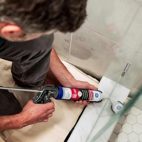 Vista 4 de GE Supreme Masilla de Silicona para Cocina y Baño, Transparente, Cartucho de 10 fl oz, Paquete de 1 - Sellador de Silicona 100% Impermeable