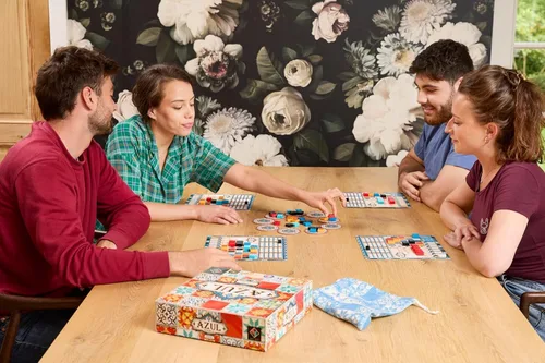 Vista 5 de Ticket to Ride + Azul - Juego de mesa de estrategia de tren de construcción y colocación de azulejos para familias y adultos, juegos de mesa