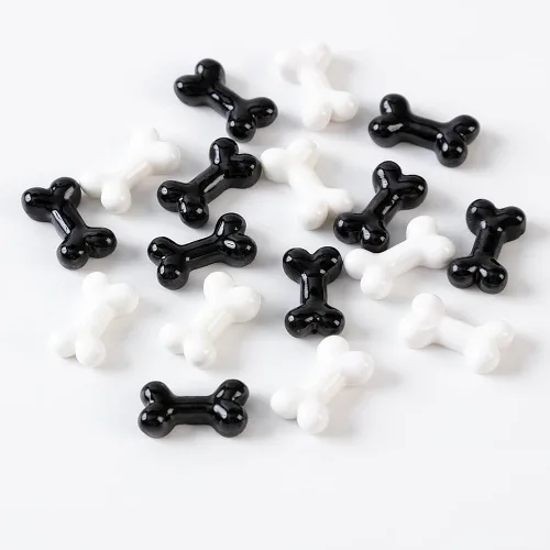 Vista 4 de 100 piezas de mini huesos de esqueleto de Halloween de resina negro y blanco mini huesos falsos de Halloween, decoración de mesa para manualidades