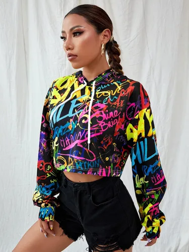 Vista 3 de OYOANGLE Sudadera corta con capucha para mujer, manga larga, estampado de grafiti, sudadera con capucha