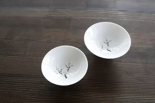 Vista 3 de 丸モ高木陶器 Tazas de sake japonesas que cambian de color en flor de cerezo (par)
