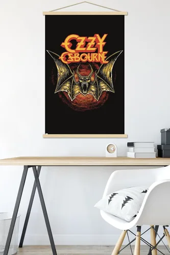 Vista 5 de Trends International Ozzy Osbourne - Póster de pared con logotipo de murciélago, 22.37 x 34.00 pulgadas, paquete de impresión premium y colgador