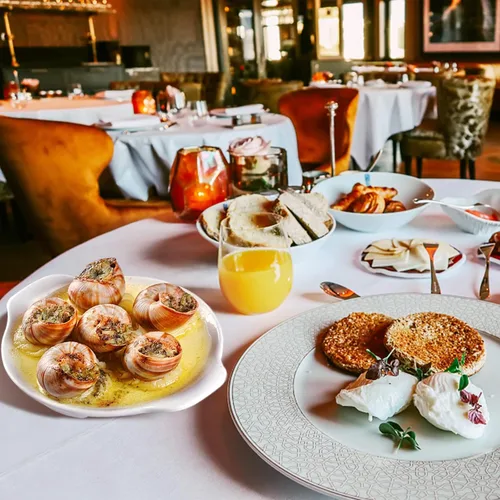 Vista 8 de Okllen Paquete de 4 platos Escargot de cerámica con 6 agujeros y asas, plato de caracol de mariscos de 6.5 pulgadas, platos con pies, platos blancos
