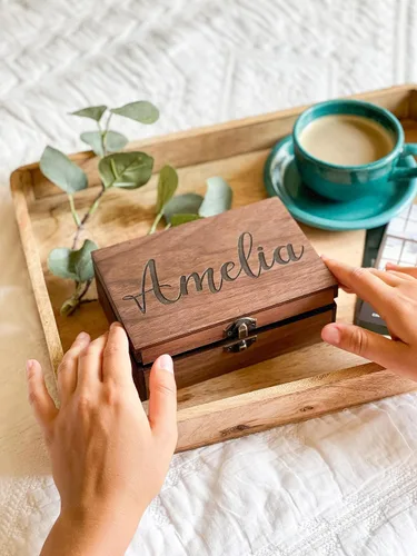 Vista 8 de Caja de madera personalizada con nombre para recuerdos, recuerdo, regalo para él, ella, novio, novia, bebé, niña, hermano, hermana, chico, padrinos