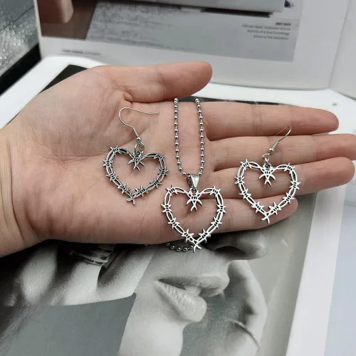 Vista 5 de Collar gótico de alambre de púas para mujer, collar de gargantilla de corazón de espina punk hip hop, collar de gargantilla de corazón de malla