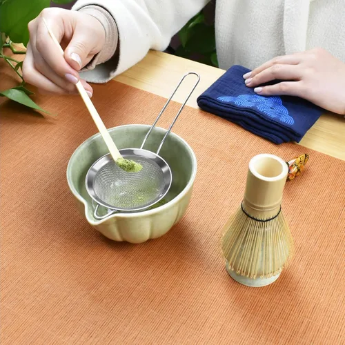 Vista 3 de Artcome Juego de té matcha japonés de 7 piezas, cuenco matcha con boquilla para verter, batidor de matcha, cuchara de té, soporte para batidor, kit