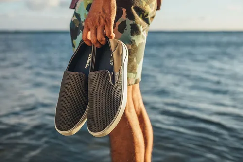 Vista 6 de OLUKAI Lae'ahi - Tenis sin cordones para hombre, sensación ligera de descalzo y malla transpirable, tacón resistente al agua y suelas de goma