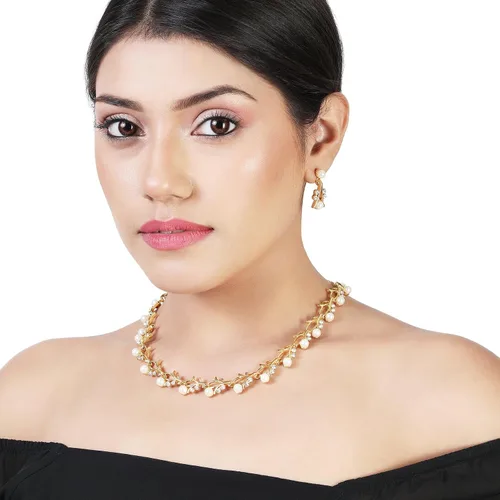 Vista 3 de Slaksworld Exquisito juego de collar de perlas blancas y circonitas cúbicas bañadas en tono dorado con aretes para mujeres y niñas. El juego