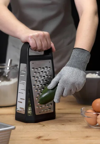 Vista 2 de Microplane Guante resistente a cortes para mantener las manos seguras en la cocina