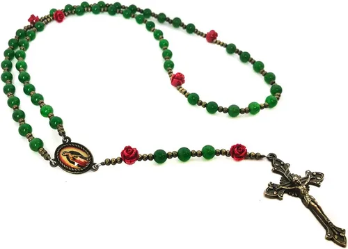 Vista 2 de Rosario de Nuestra Señora de Guadalupe con piedra de jade verde esmeralda y rosa roja