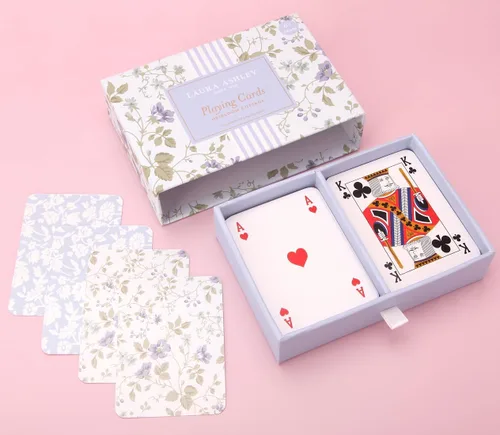 Vista 4 de Laura Ashley Heirloom Cottage Cartas de Juego – Juego de 2 Barajas de Cartas Estándar en Elegante Caja de Almacenamiento – Cartas de Póquer y Bridge