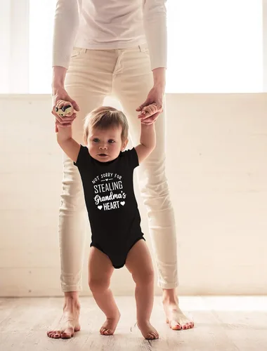 Vista 8 de CBTwear Not Sorry for Stealing Grandma's Heart – Ropa de bebé – Divertido body para recién nacido para niños y niñas
