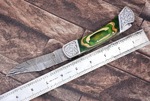 Vista 2 de Cuchillo plegable de 9 pulgadas de largo, escala de cuerno de toro con refuerzo de acero grabado, hoja de acero de damasco forjada a mano de 4 Verde
