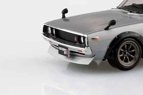 Vista 7 de Aoshima Nissan C110 Skyline GT-R Custom Silver 1:32 Kit de modelo a escala 1:32