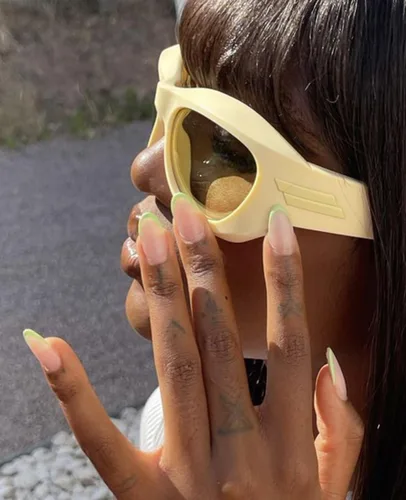 Vista 2 de SORVINO Gafas de sol ovaladas futuristas para mujeres y hombres, lentes envolventes de gran tamaño para mujeres y hombres, tonos beige y ros