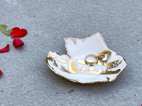 Vista 2 de Ceramic White and Gold Dog Ring Dish, Handmade Decorative Jewelry Dishes, Animal Lover Gift for Mom, Daughter, Sister, Wife, Girlfriend, Best